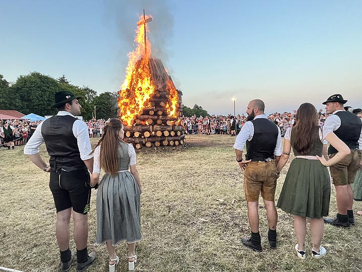 Sonnwendfeuer 2023 der Birker Burschen (ªFoto. Martin Schmitz)
